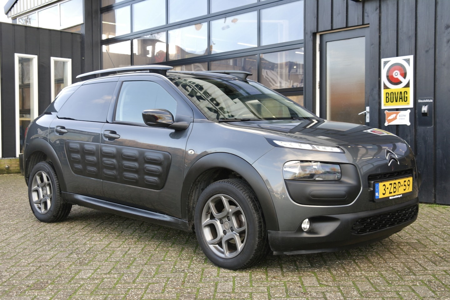 Citroën C4 Cactus - 1.2 e-VTi Shine | NL-Auto | Cruise | Navi | Camera - AutoWereld.nl