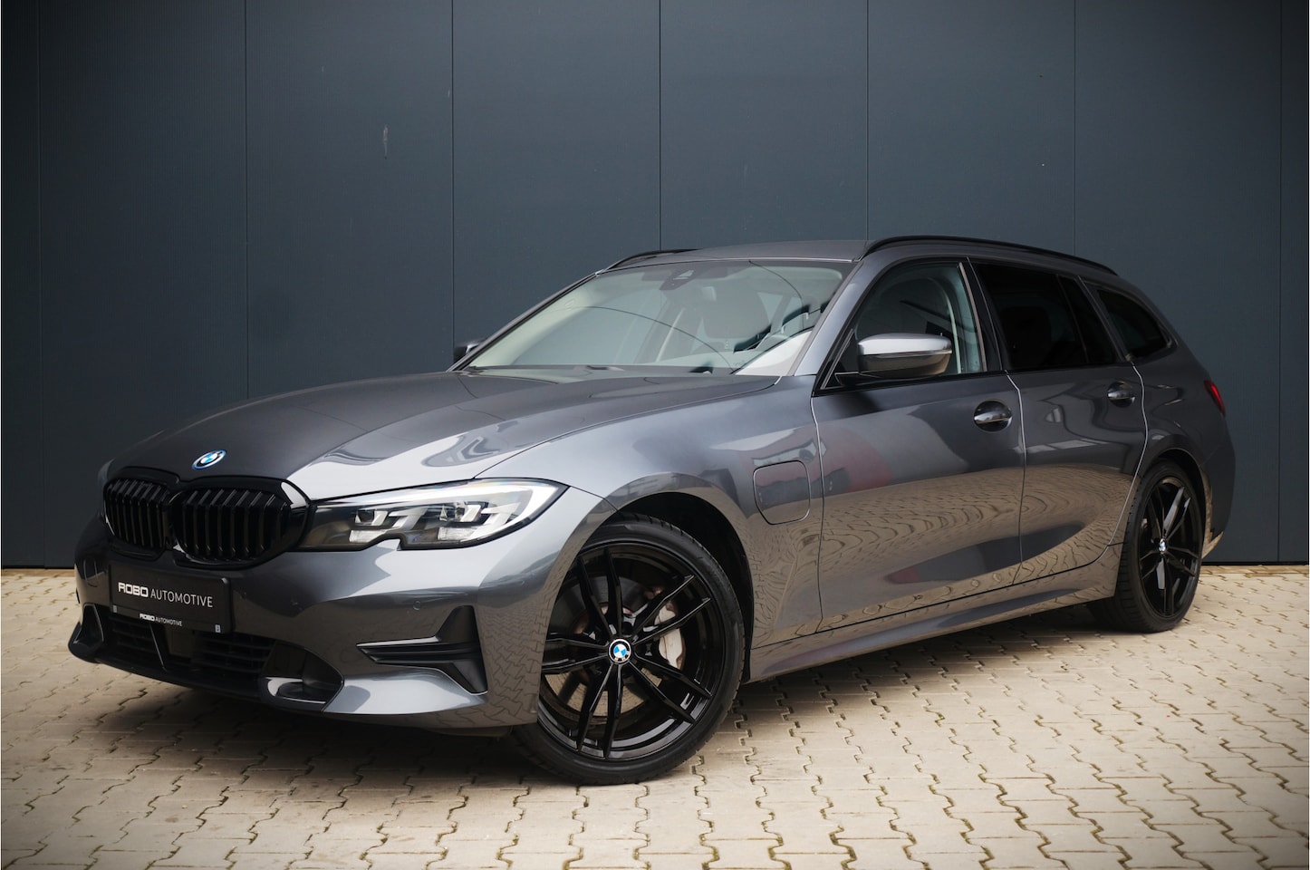 BMW 3-serie Touring - 330e Sport | Leer | Cockpit Prof. | Stuurverwarming | Adaptive Cruise Control | Sfeerverli - AutoWereld.nl