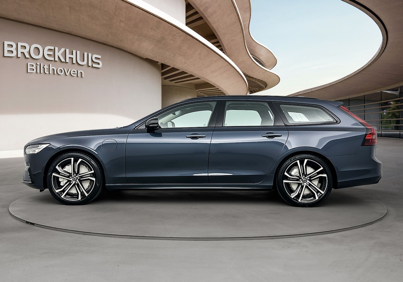 Volvo V90 - T6 Recharge PLUS DARK |Nappa leder|Luchtvering| 20inch velgen| Showroom aanbieding van € 8 - AutoWereld.nl