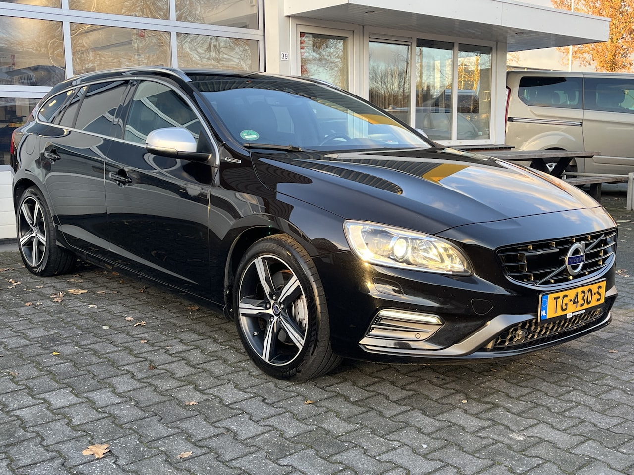 Volvo V60 - 2.4 D6 Twin Engine R-Design ACC Camera Stoel- en stuurverwarming PDC EURO 6 - AutoWereld.nl