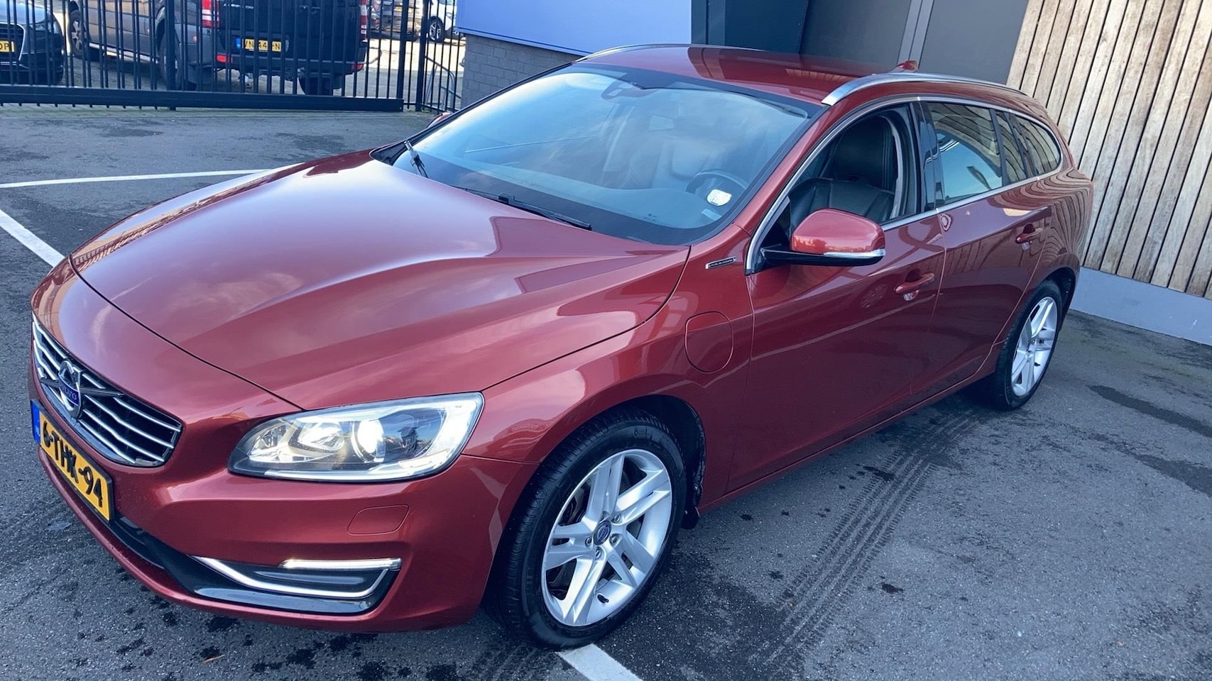 Volvo V60 - 2.4 D6 AWD Plug-In Hybrid Summum Aut. *VOLLEDER | XENON | NAVI-FULLMAP | MEMORY-PACK | COM - AutoWereld.nl