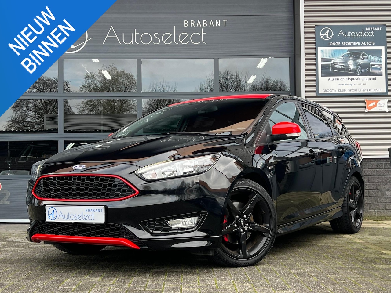 Ford Focus Wagon - 1.5 Black Edition Airco Cruise PDC - AutoWereld.nl