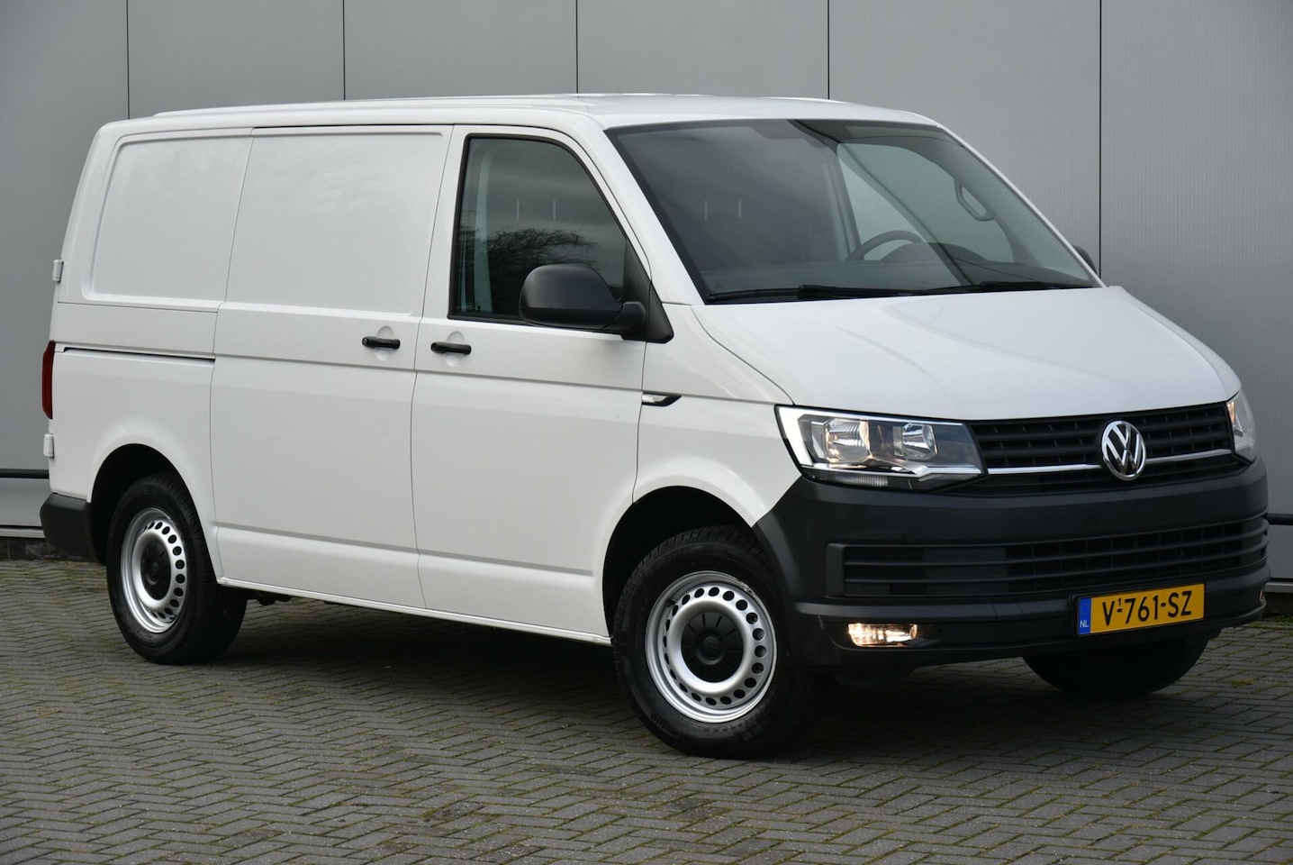 Volkswagen Transporter - 2.0 TDI 102 Pk L1H1 Airco Cruise Trekhaak - AutoWereld.nl