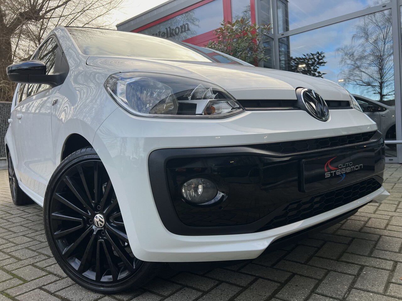 Volkswagen Up! - 1.0 *!* R-LINE *!* NAVI/ CAMERA/ 17 INCH/ CRUISE/ ECC *!* - AutoWereld.nl