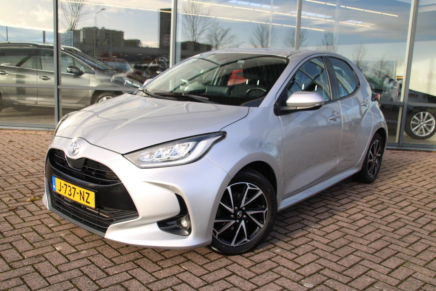 Toyota Yaris - 1.5 VVT-i 125pk Dynamic Airco Navi Camera Carplay Nederlandse auto met NAP - AutoWereld.nl