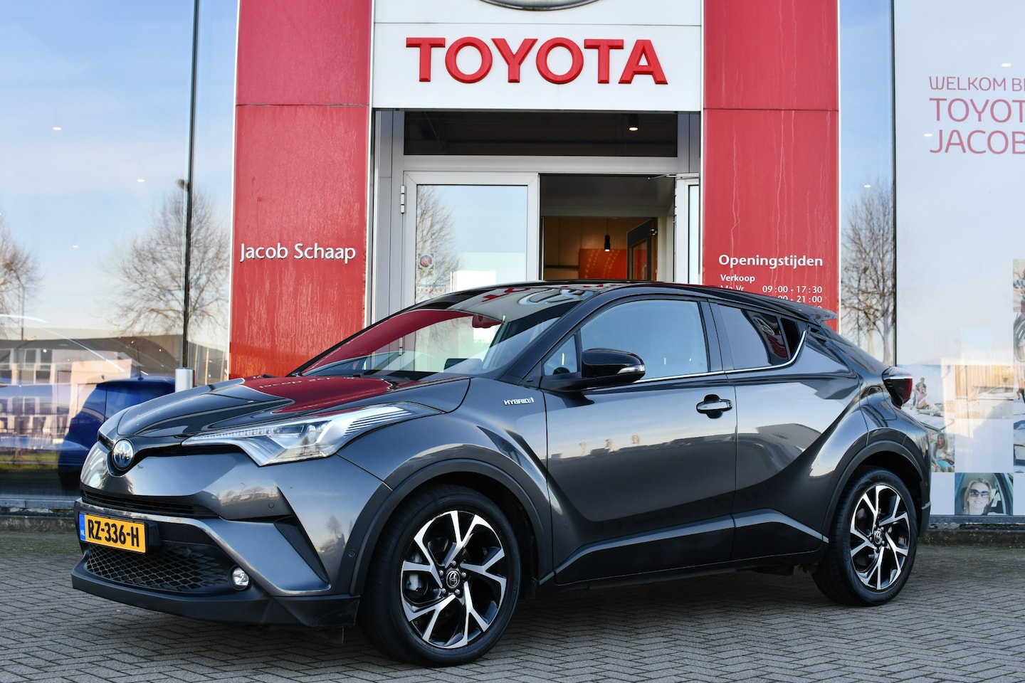 Toyota C-HR - 1.8 Hybrid Bi-Tone Plus Automaat 122pk | JBL | Dodehoek detectie | Stoel- & Stuurverwarmin - AutoWereld.nl