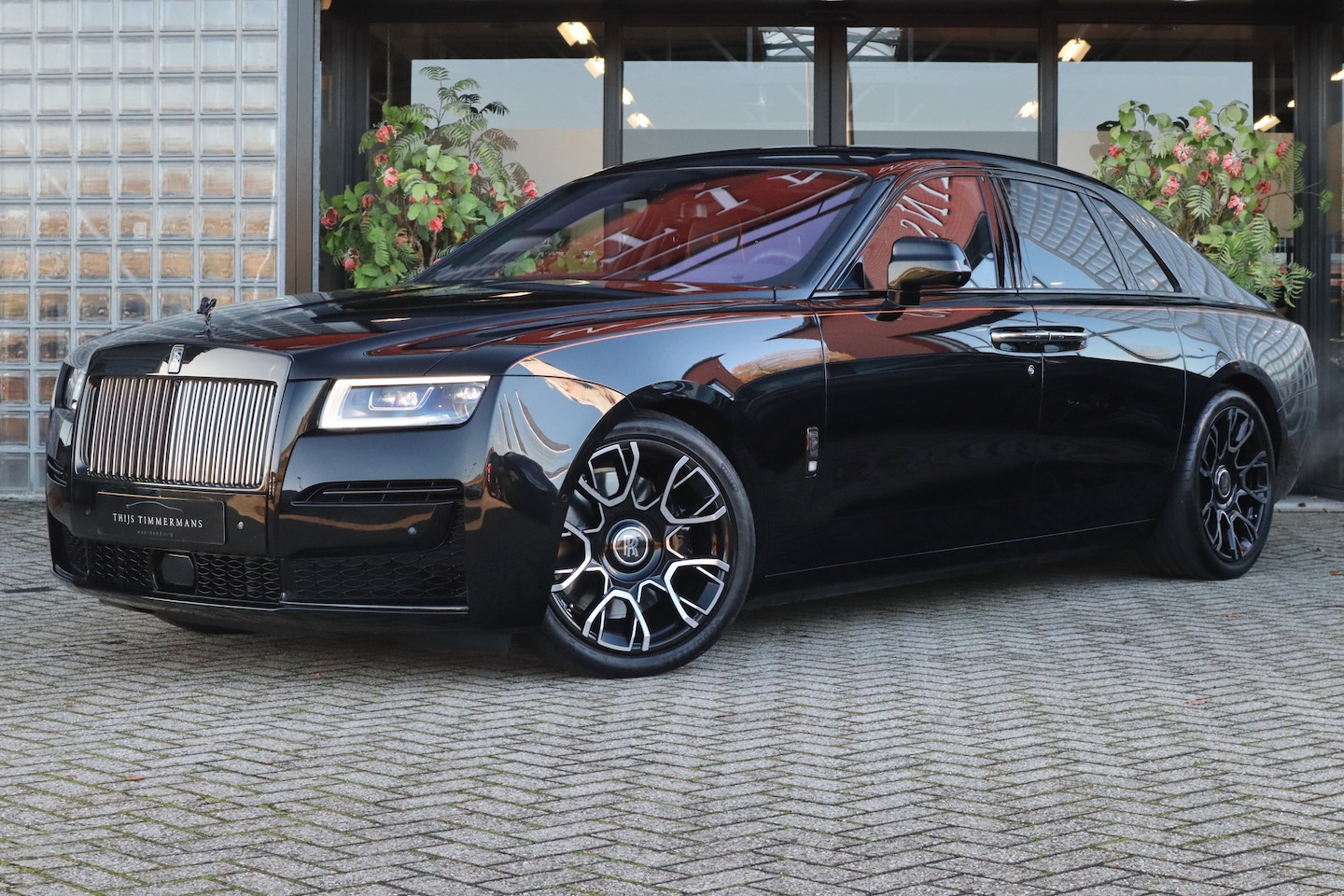 Rolls-Royce Ghost - BLACK BADGE 6.75 V12 | Sterrenhemel, Bespoke Audio, Massagestoelen, Entertainment, Adaptiv - AutoWereld.nl