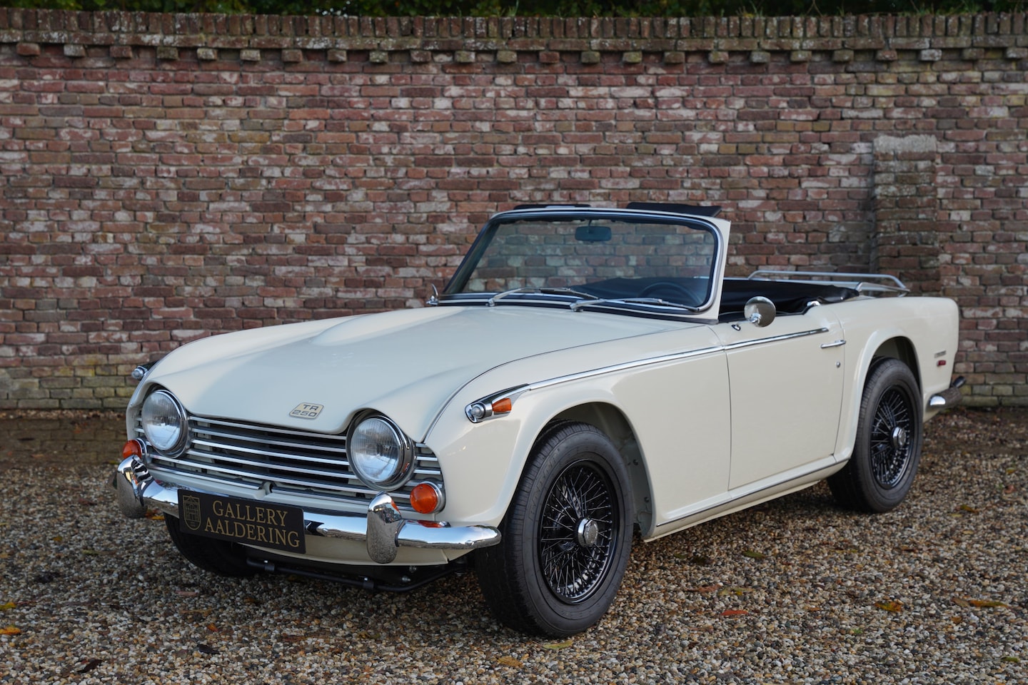 Triumph TR2 - Body-off restoration, Matching numbers and colors - offered with British Heritage Certific - AutoWereld.nl