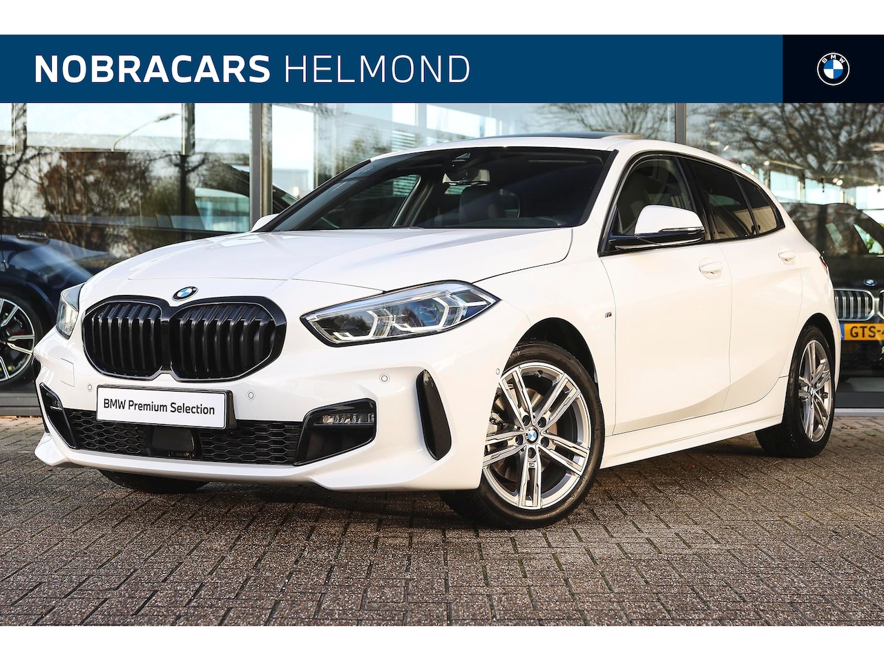 BMW 1-serie - 118i High Executive M Sport Automaat / Panoramadak / Trekhaak / Sportstoelen / Stoelverwar - AutoWereld.nl