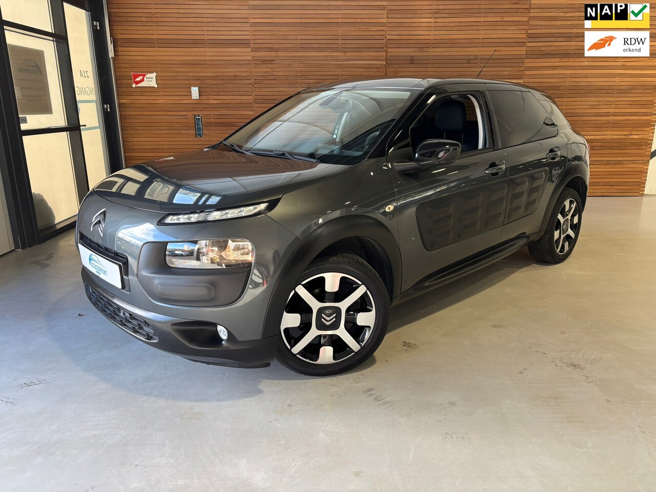 Citroën C4 Cactus - 1.2 PureTech Shine | Panorama | Parkeerassistent Pakket | PDC | Camera | Winter Pakket | 1 - AutoWereld.nl