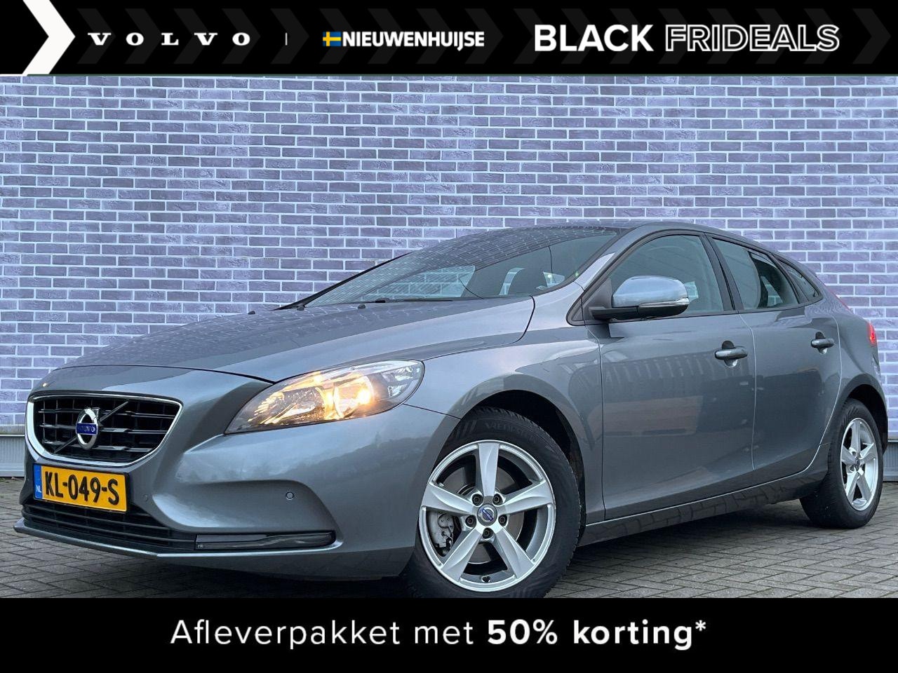 Volvo V40 - 2.0 T2 Momentum | Trekhaak | Cruise control | Parkeersensoren voor en achter | Climate con - AutoWereld.nl