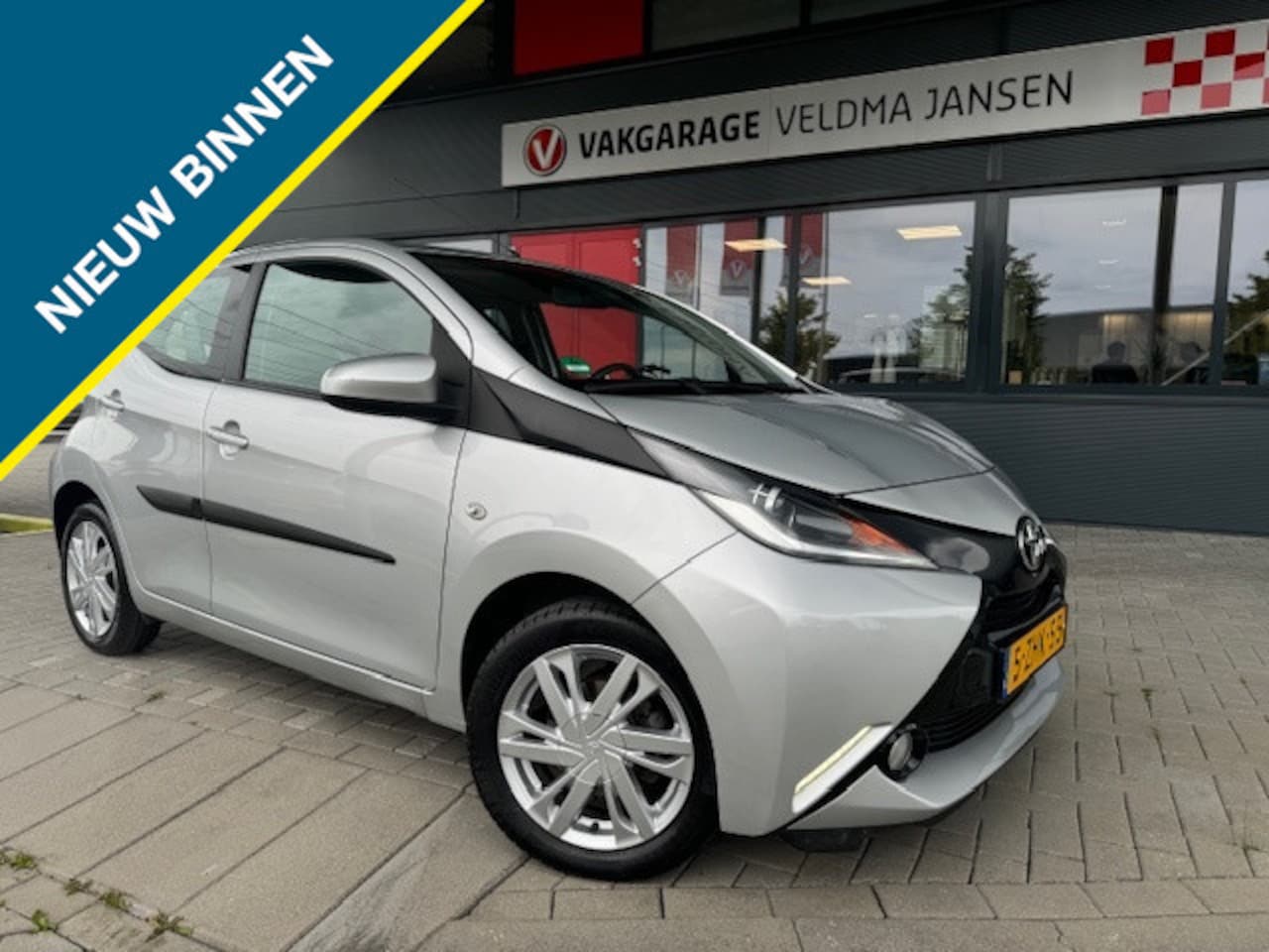 Toyota Aygo - 1.0 VVT-i X-PLAY + AIRCO/CAMERA/LMV/BT - AutoWereld.nl