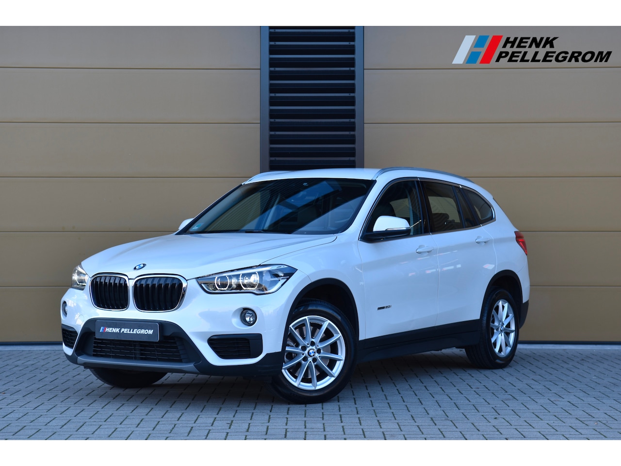 BMW X1 - sDrive20i Centennial High Executive * Head-up * Keyless entry * Stoelverwarming * LED * - AutoWereld.nl