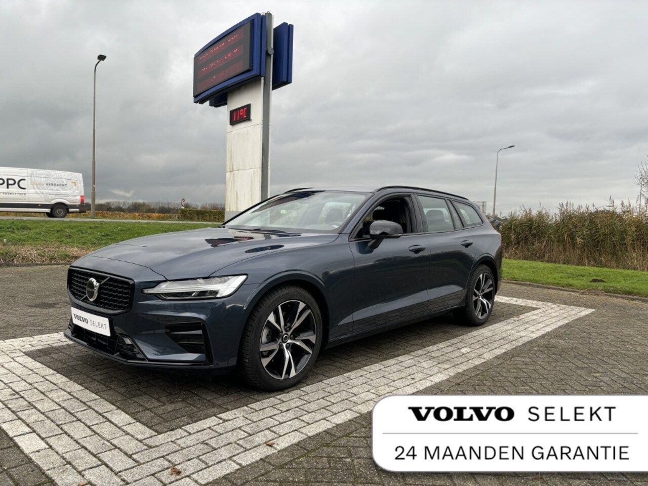 Volvo V60 - B4 Plus Dark ACC Leder Climate pack Trekhaak Automaat - AutoWereld.nl