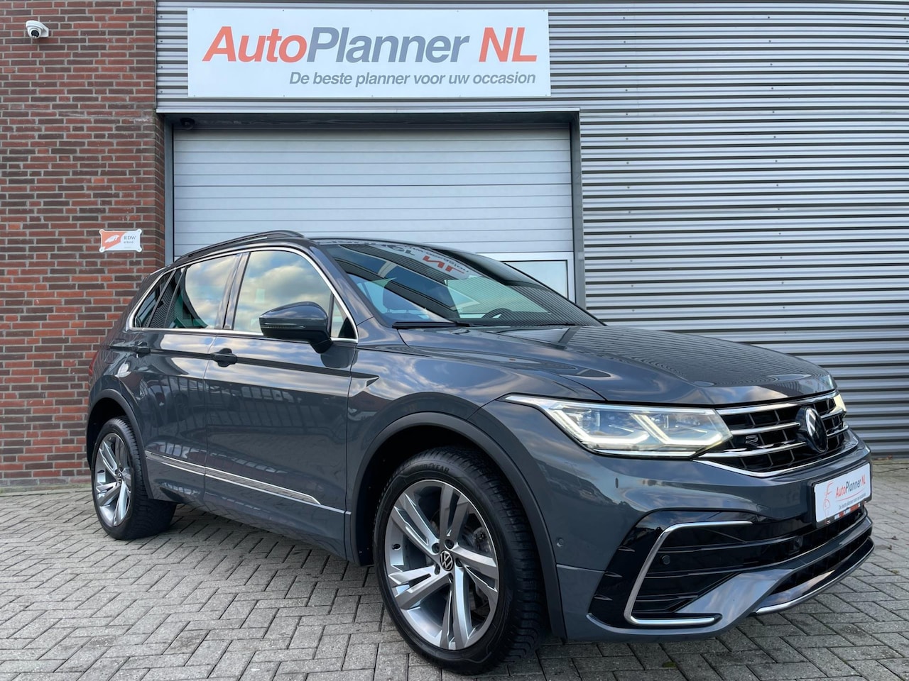 Volkswagen Tiguan - 1.4 eHybrid R-line! Camera! Navi! Virtual! - AutoWereld.nl