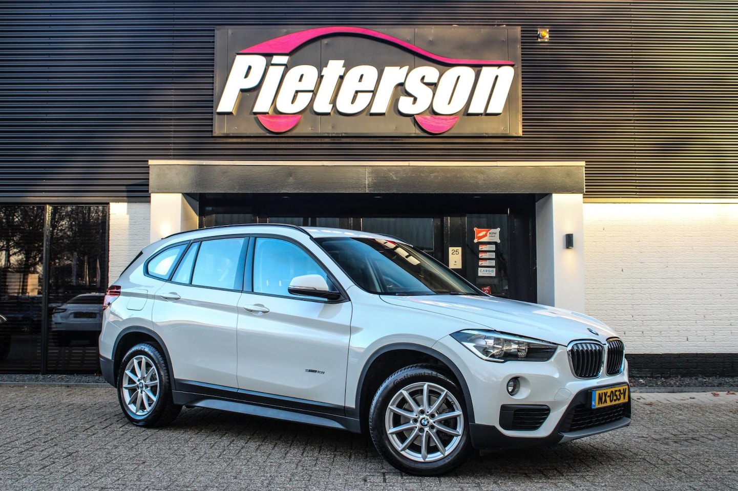 BMW X1 - SDrive18i NAP TREKHAAK PDC AUTOMAAT - AutoWereld.nl