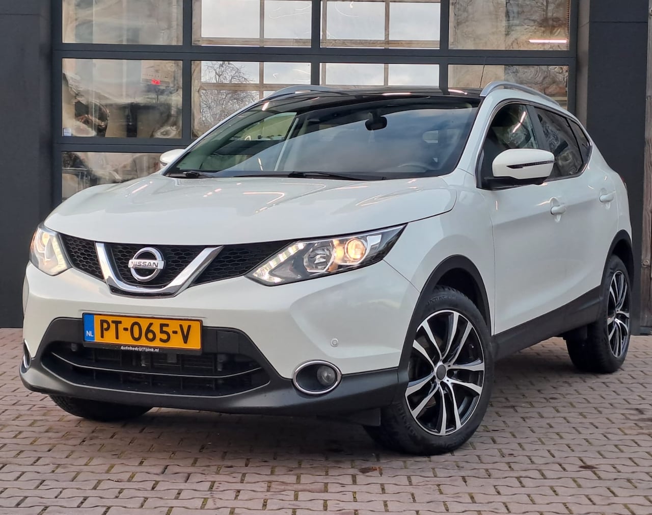 Nissan Qashqai - 1.2 N-Vision | Automaat | Navi | Pano | Trekhaak | All-seasons | 360 Camera | PDC | - AutoWereld.nl