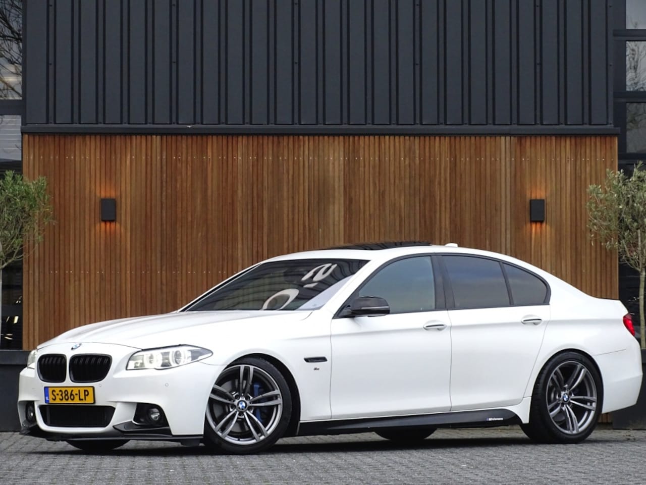 BMW 5-serie - 535i TwinTurbo 306PK+ High E. M-Sport / LCI 2014 / LED - AutoWereld.nl