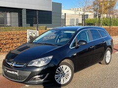 Opel Astra Sports Tourer - 1.4 Turbo Cosmo Xenon Cruise/Climate-control Pakeersensoren