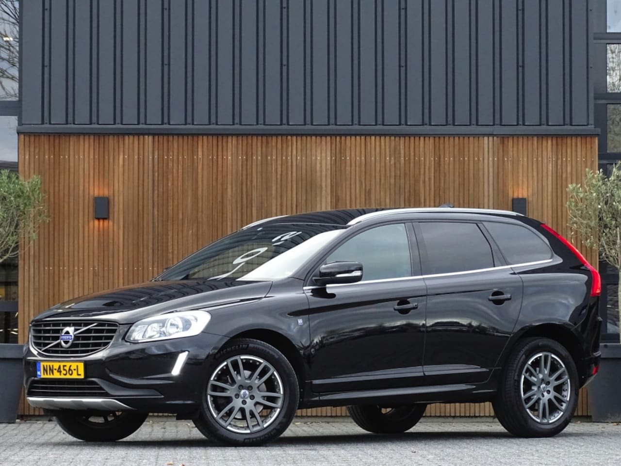 Volvo XC60 - 2.0 D4 FWD Ocean Race / R-Design / LED - AutoWereld.nl