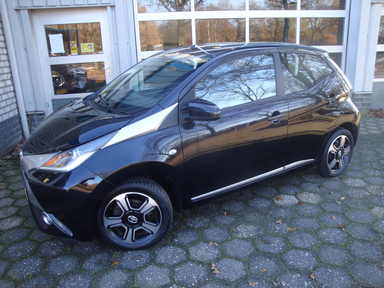 Toyota Aygo - 1.0 VVT-i x-clusiv / Navigatie/ Cruis control/ A-camera - AutoWereld.nl