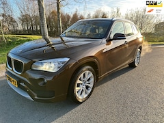 BMW X1 - SDrive20i AUTOMAAT ORIGINEEL NL/XENON/NAVIGATIE/DELAER ONDERHOUDEN/ZEER MOOIE KLEUR/RIJDT