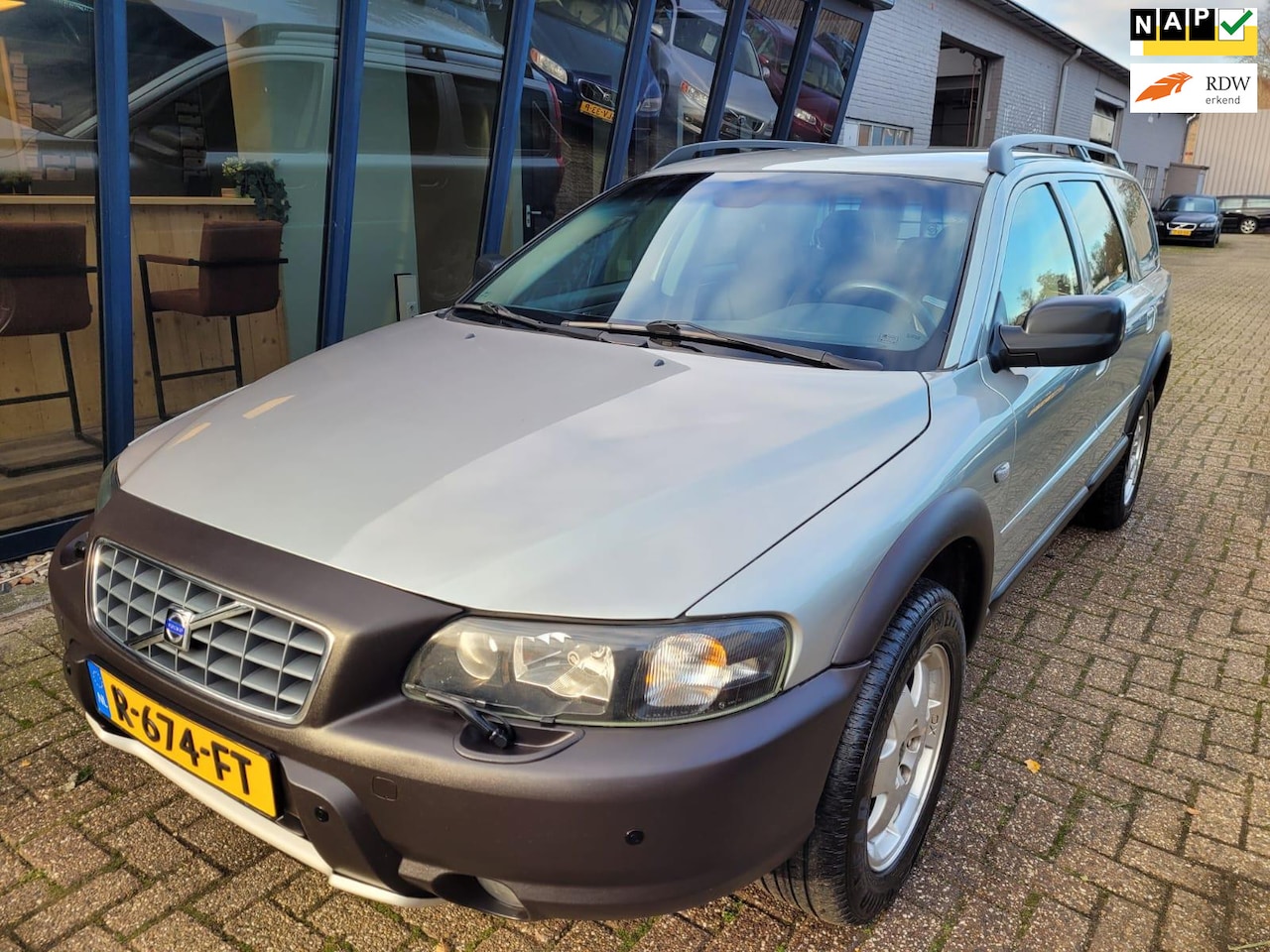 Volvo XC70 - 2.5 T Comfort Line Automaat AWD / LEER / ECC / TREKHAAK - AutoWereld.nl