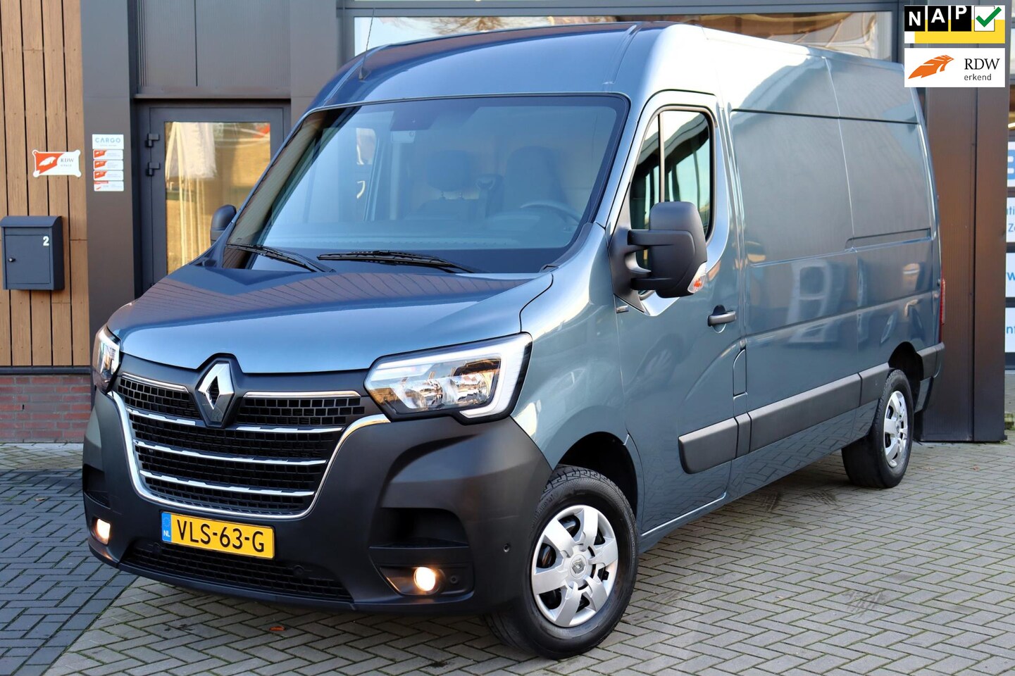 Renault Master - T35 2.3 dCi L2H2 Work Edition 135 PK | Trekhaak | Navigatie | Camera | Apple CarPlay - AutoWereld.nl