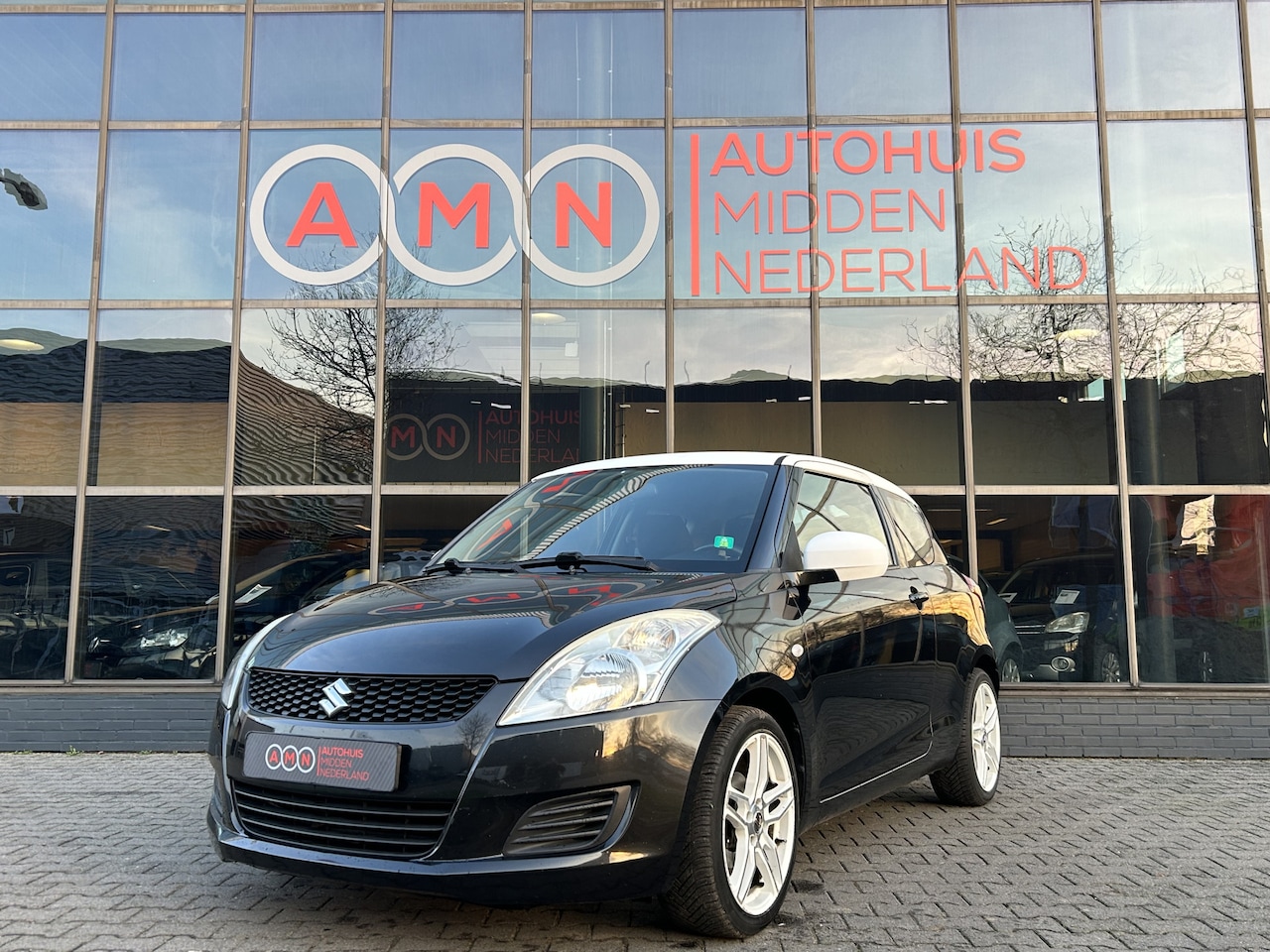 Suzuki Swift - 1.2 Black&White Edition Elekpakket,Airco,LMV17’,Multifunctioneel stuur - AutoWereld.nl