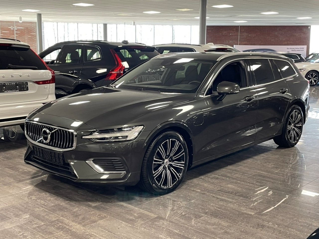 Volvo V60 - T6 AWD Recharge Inscription | Harman Kardon | Stoel en Stuurwielverwarming | Bestuurdersst - AutoWereld.nl