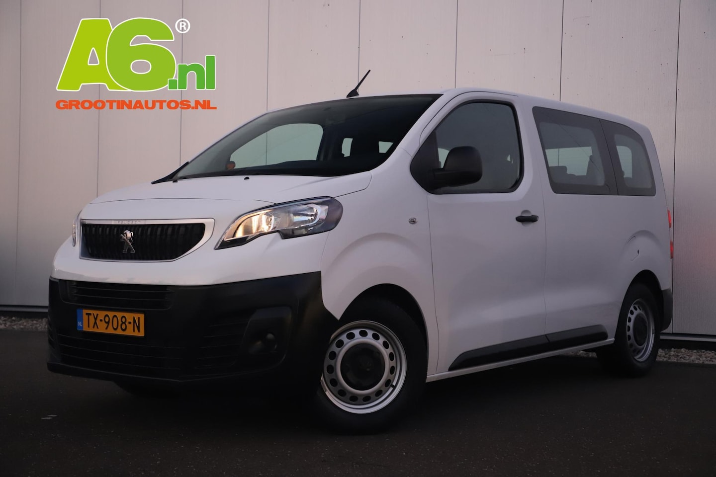 Peugeot Traveller - 1.5 BlueHDi 100 Expert 9 Persoons NAP KM! Radio Bluetooth Airco Cruise Parkeersensoren Net - AutoWereld.nl