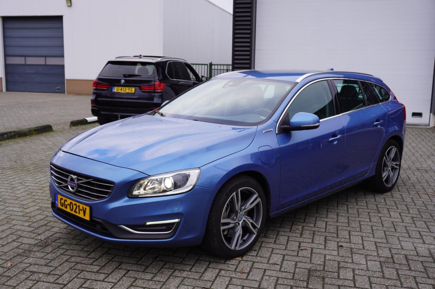 Volvo V60 - 2.4 D6 Twin Engine R-Design Memory NL AUTO Trekhaak - AutoWereld.nl