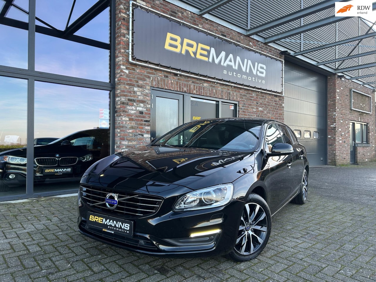 Volvo V60 - 2.0 T4 Automaat / Ledere bekleding - AutoWereld.nl