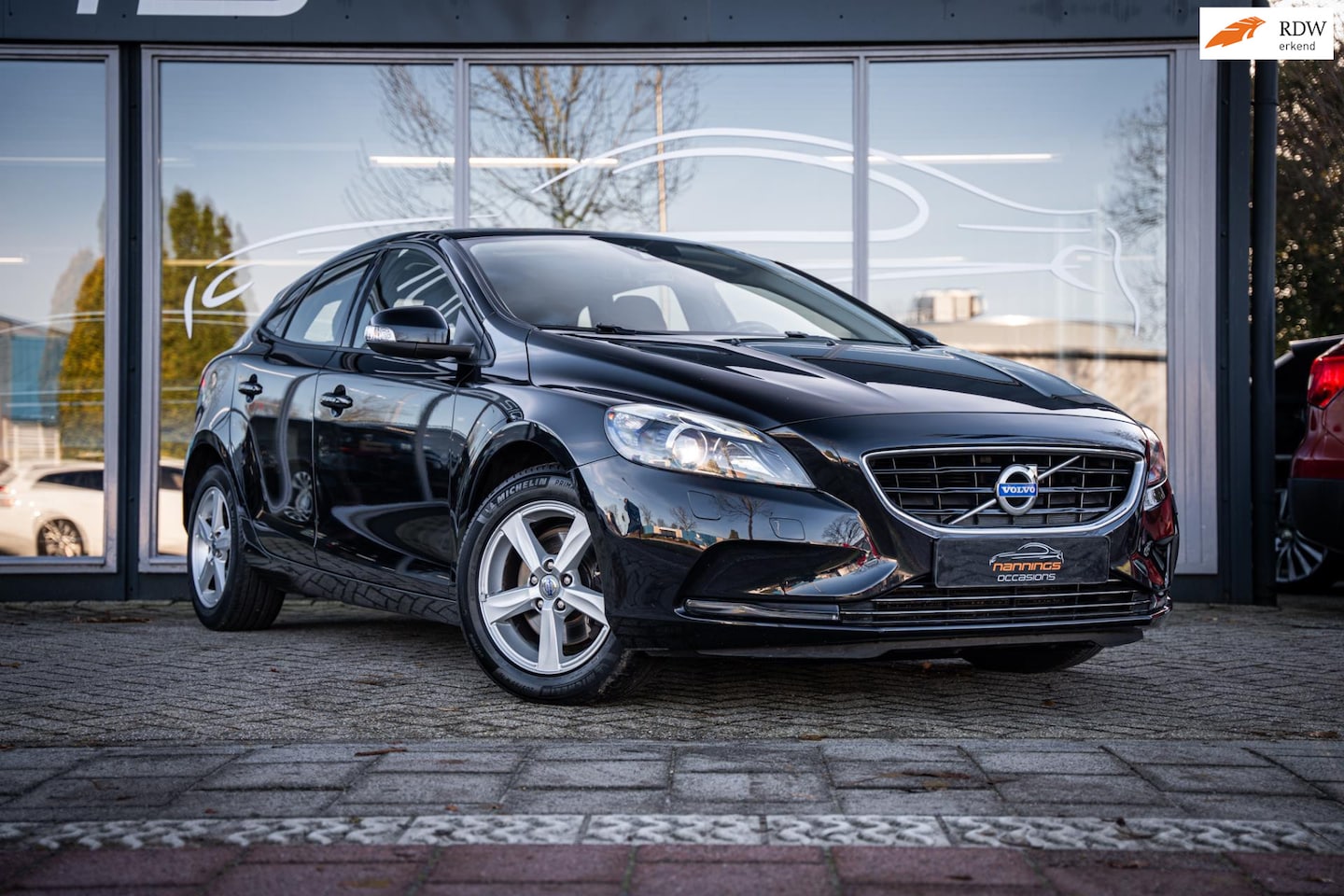 Volvo V40 - 1.6 T2 Momentum|Cruise|Navi|Stoelverw|Bluetooth audio|Climate - AutoWereld.nl