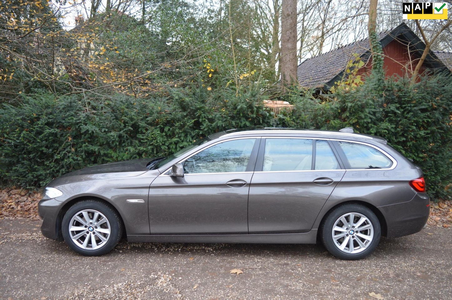 BMW 5-serie Touring - 520i Exe Org NL/NAP/PANO/120dkm/recent groot onderhoud gehad - AutoWereld.nl