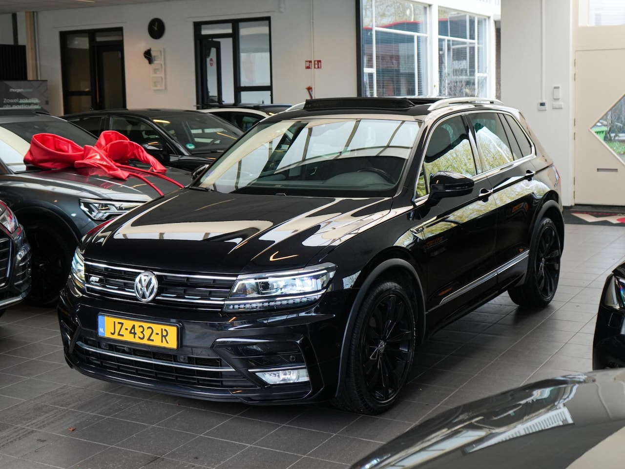 Volkswagen Tiguan - 1.4 TSI R-line NAP Pano Camera Navi Massage - AutoWereld.nl