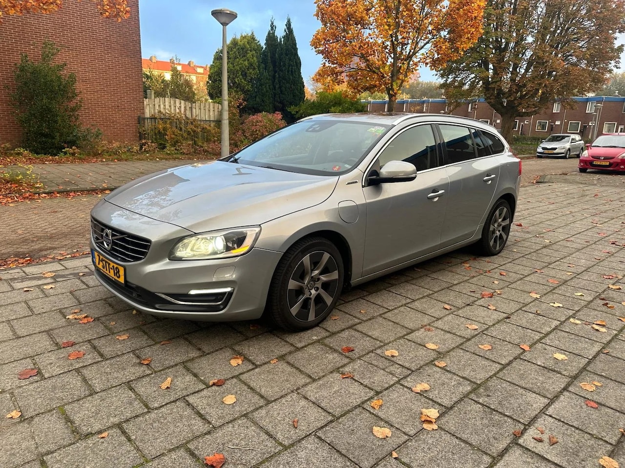 Volvo V60 - 2.4 D6 AWD Plug-In Hybrid Summum Leder Panorama - AutoWereld.nl