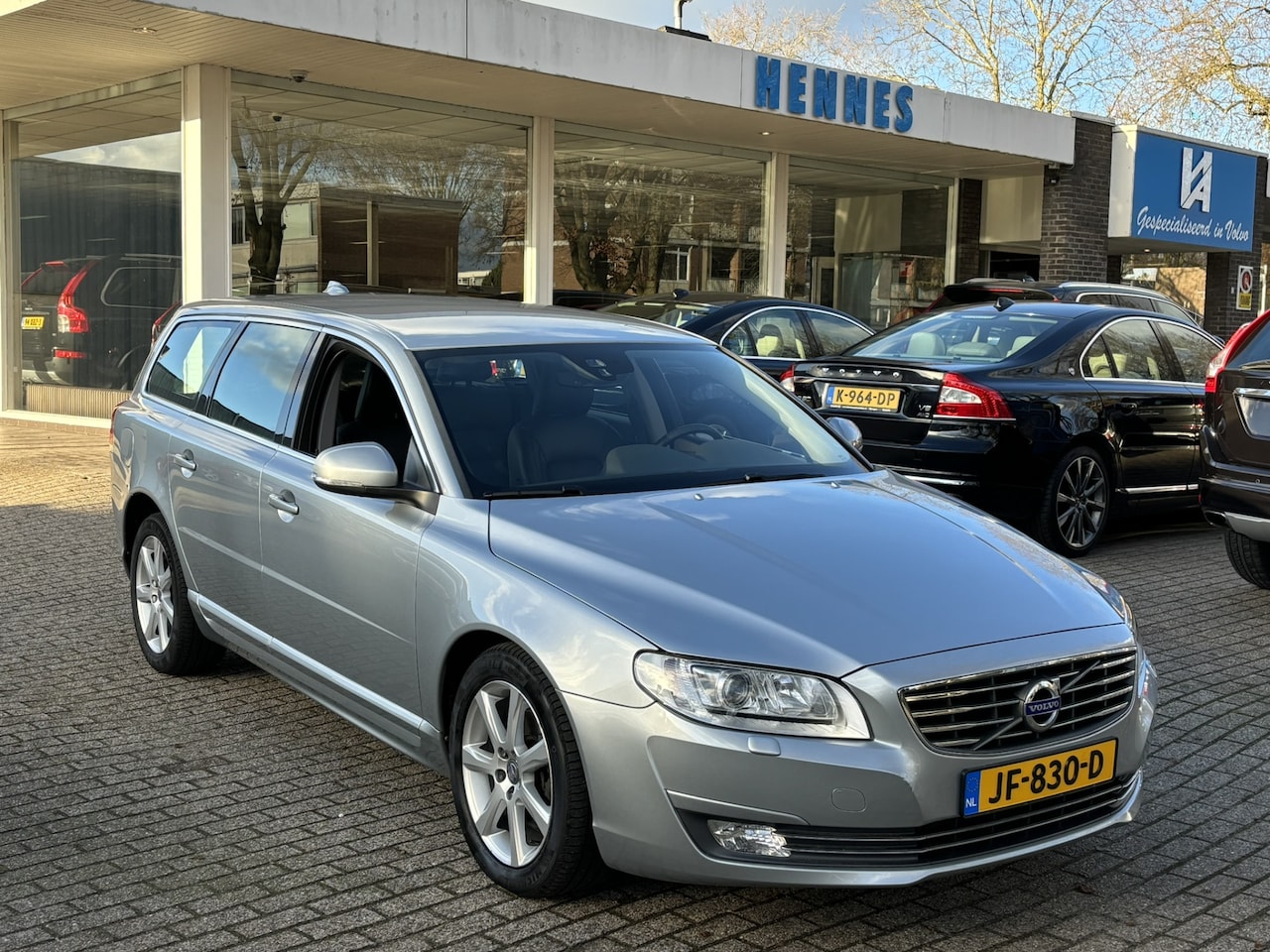 Volvo V70 - 2.0 T4 190pk Aut8 Polar Standkachel On call - AutoWereld.nl