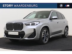 BMW iX1 - xDrive30 M Sport / Panoramadak / Sportstoelen / Adaptieve LED / Adaptief M Onderstel / Com