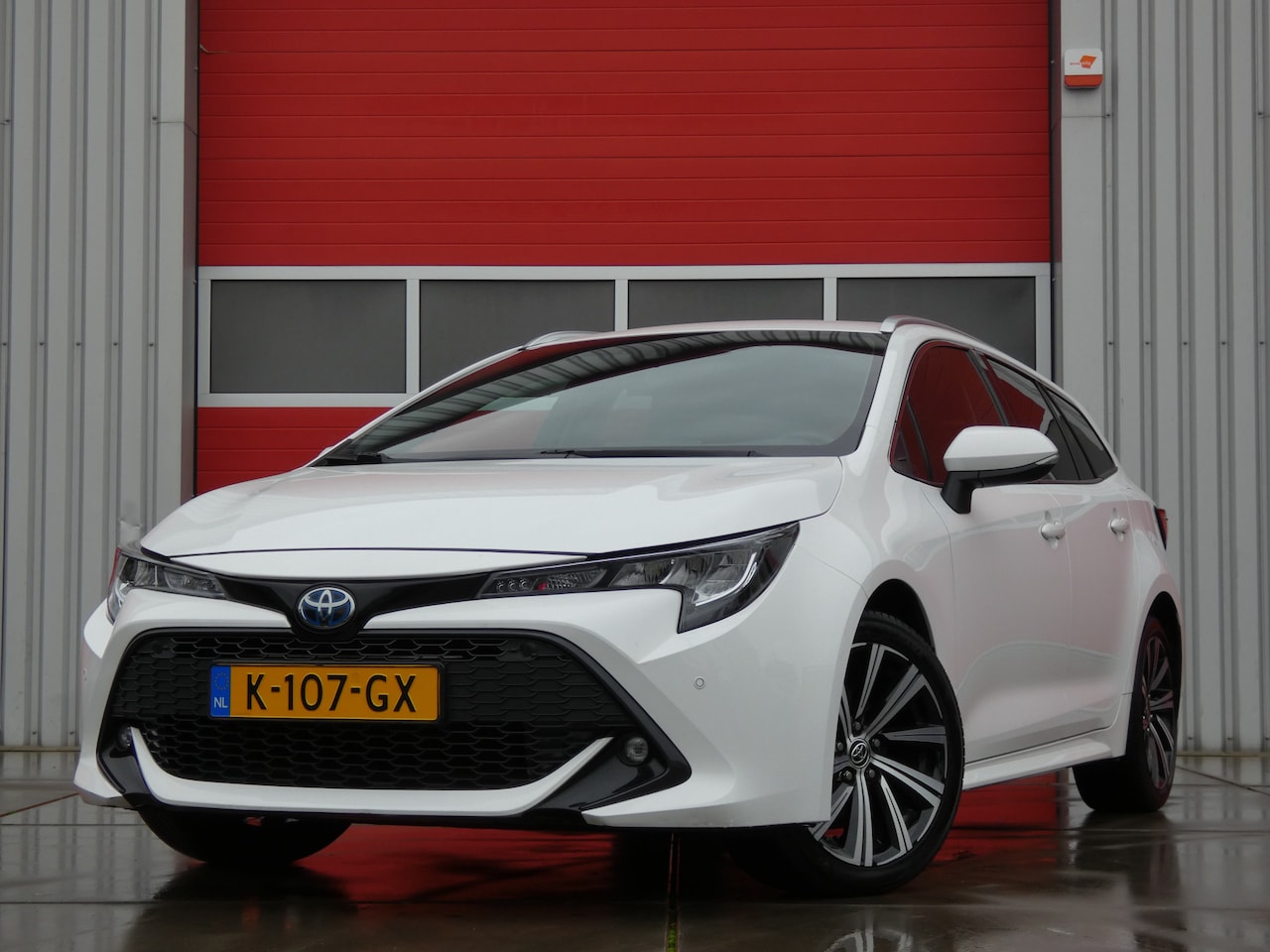 Toyota Corolla Touring Sports - 1.8 Hybrid Business Plus/ lage km/ trekhaak! - AutoWereld.nl