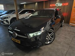 Mercedes-Benz A-klasse - 180 /AMG Pakket/ Pano/ Sfeerverlichting