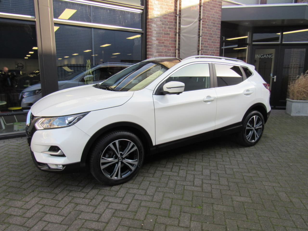 Nissan Qashqai - 1.3 DIG-T 160pk DCT N-Connecta met Navigatie / Panoramadak / 360º camera /18 inch /Parkeer - AutoWereld.nl