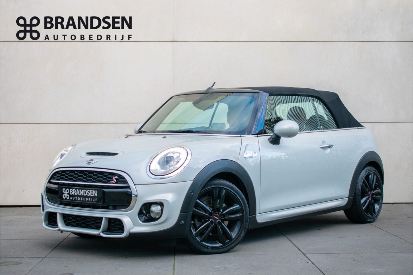 MINI Cabrio - Mini 2.0 Cooper S Chili Serious Business JCW Pakket - H&K - Navi - Keyless - Headup - Lede - AutoWereld.nl