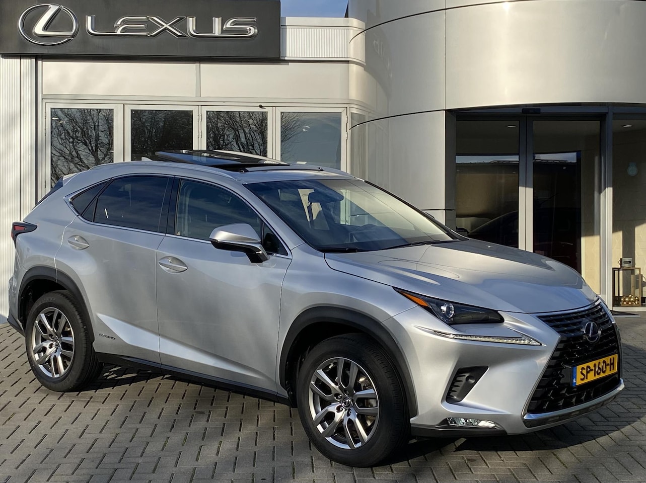 Lexus NX - 300h AWD Luxury Line NL-AUTO STOELVERW CRUISE EL-ACHTERKLEP DAB+ CARPLAY - AutoWereld.nl