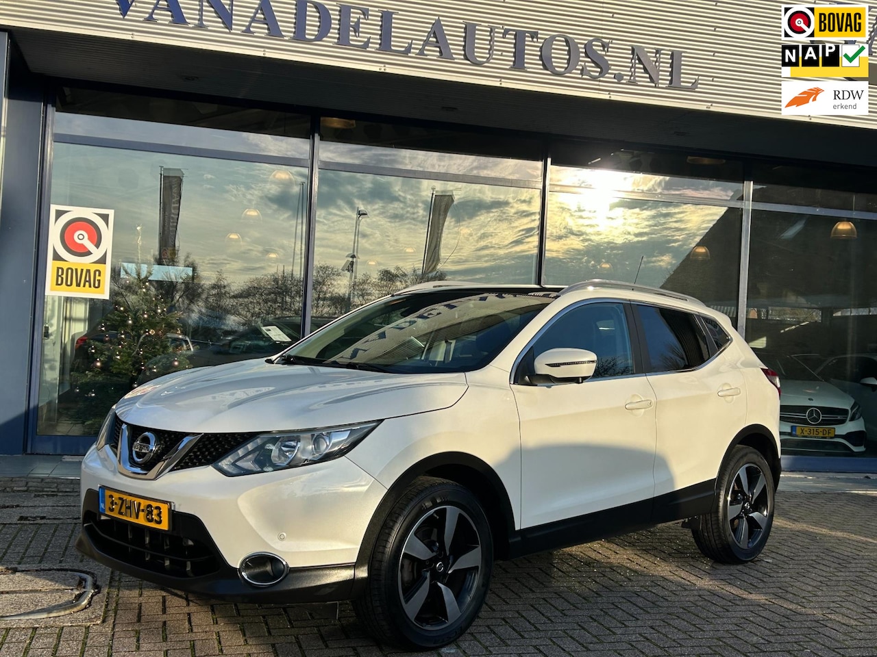 Nissan Qashqai - 1.2 Connect Edition Panorama Navi 360 Camera Clima Trekhaak NAP NL-Auto Dealeronderhouden! - AutoWereld.nl