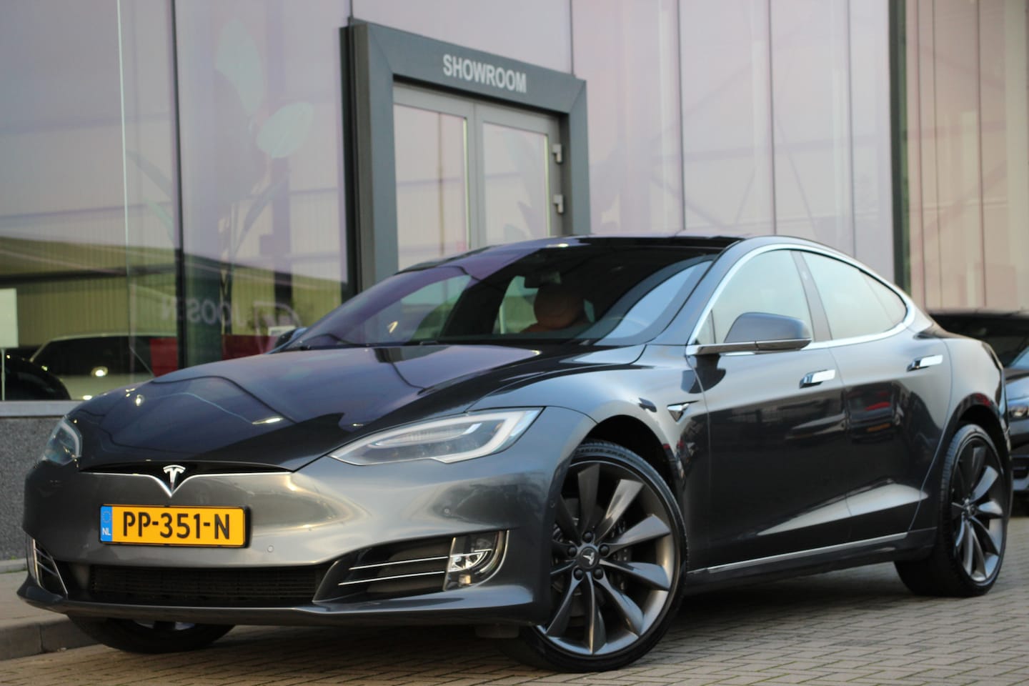 Tesla Model S - 90D Base 422PK | Panoramdak | Luchtvering | Autopilot Black Friday Deals! - AutoWereld.nl