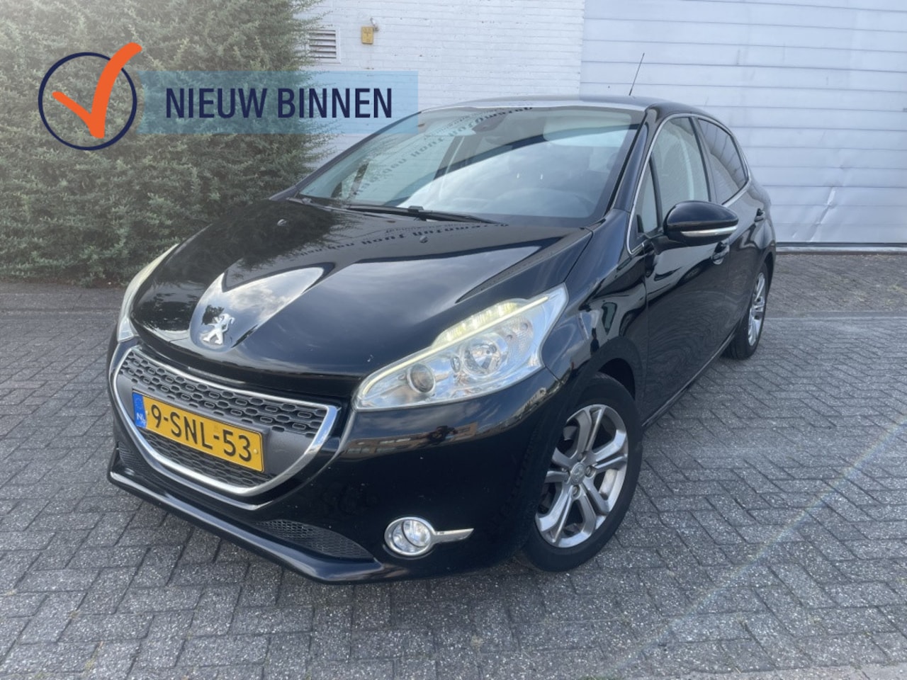 Peugeot 208 - 1.6 e-HDi Allure Automaat / Trekhaak /Navi - AutoWereld.nl