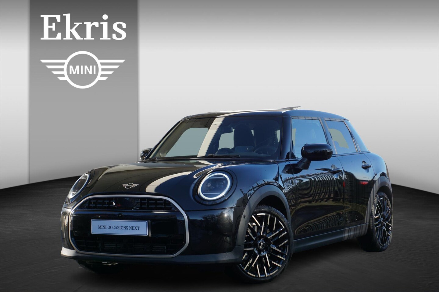 MINI Cooper - 5-deurs C Favoured Trim | Pakket L | 18 inch Night Flash Spoke 2-tone | Glazen panoramadak - AutoWereld.nl