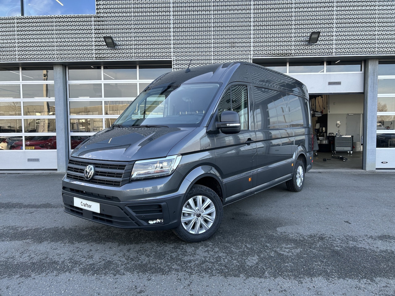 Volkswagen Crafter - | 140PK | Automaat | Adaptieve cruise | Digitaal dashboard | Navigatie | Full Led - AutoWereld.nl