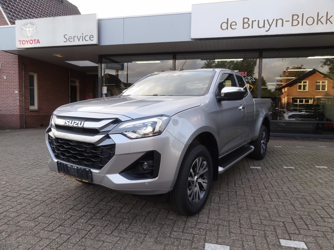 Toyota HiLux - 1.9 Isuzu D-Max LSX Automaat extended cab 4WD lederen bekleding / Apple Carplay / Android - AutoWereld.nl